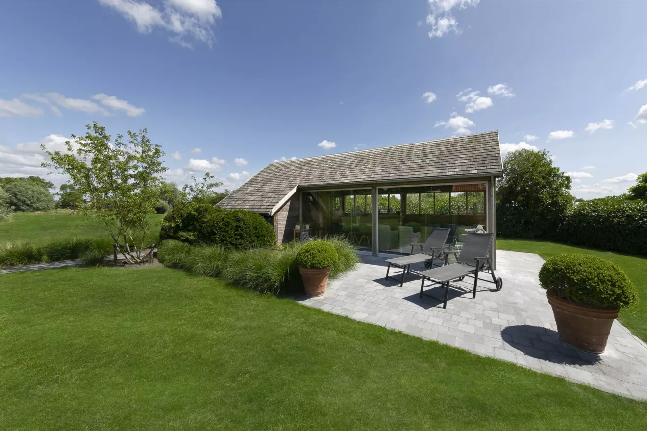 Landelijke tuin met bijhuisje en organische haagmassieven te Veurne (3) -  - Tuinaanleg