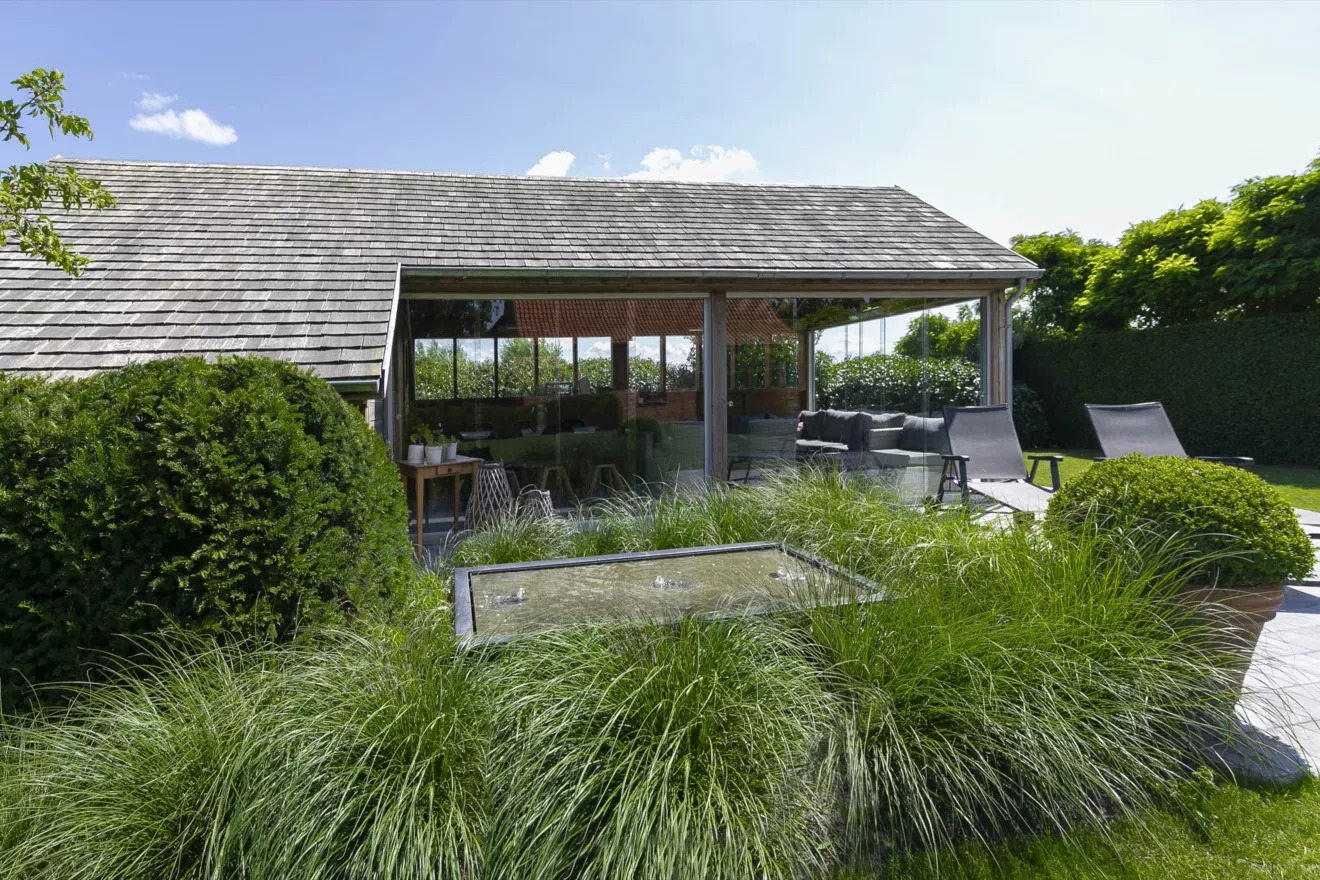 Landelijke tuin met bijhuisje en organische haagmassieven te Veurne (5) -  - Tuinaanleg