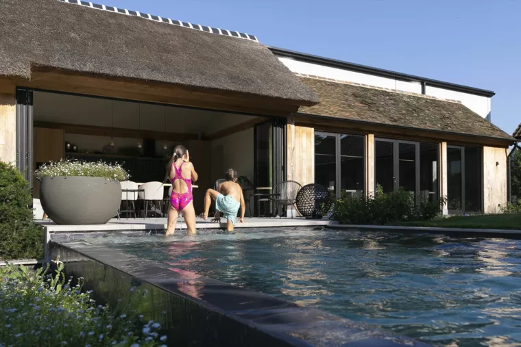 Hybride zwembad met infinityrand bij poolhouse in eikenhout (66) - 