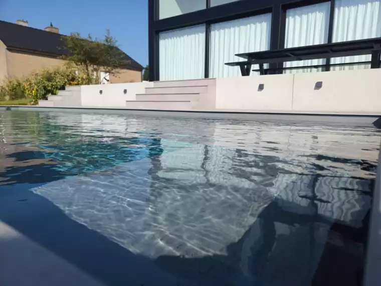 Monoblock zwembad bij villa met strakke architectuur en zicht op het landschap (2) - 