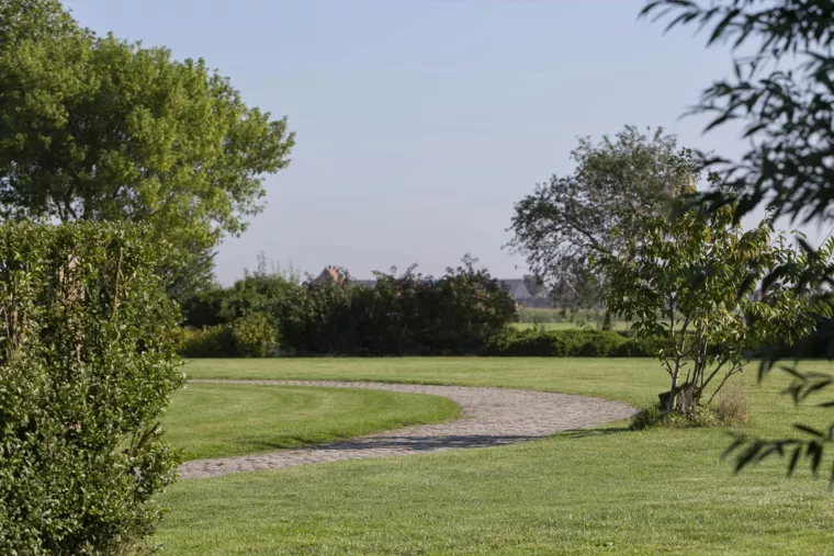 Vijver bij landelijke woning met hoogwaterrand en houten terras (13) - 