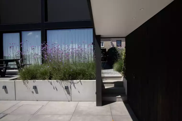 Monoblock bij moderne, strak vormgegeven loungetuin te Westende (9) - 