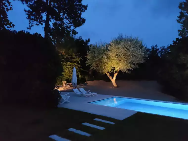 Elegant zwembad en sfeervolle tuin aan de kust - 
