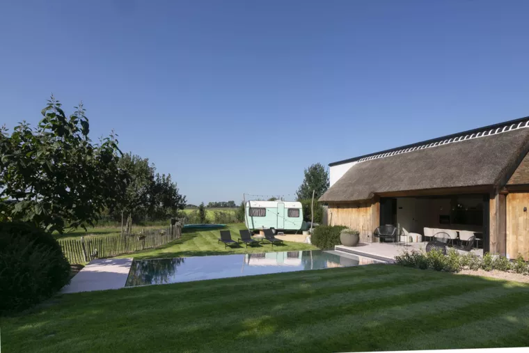 Hybride zwembad met infinityrand bij poolhouse in eikenhout (57) - 