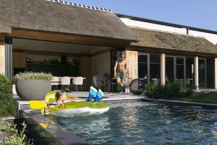 Hybride zwembad met infinityrand bij poolhouse in eikenhout (70) - 