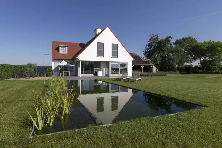 Vijver bij landelijke woning met hoogwaterrand en houten terras (4) -  - Zwemvijver