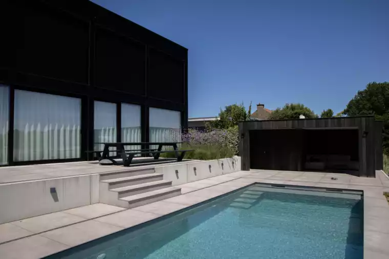 Monoblock bij moderne, strak vormgegeven loungetuin te Westende (17) - 