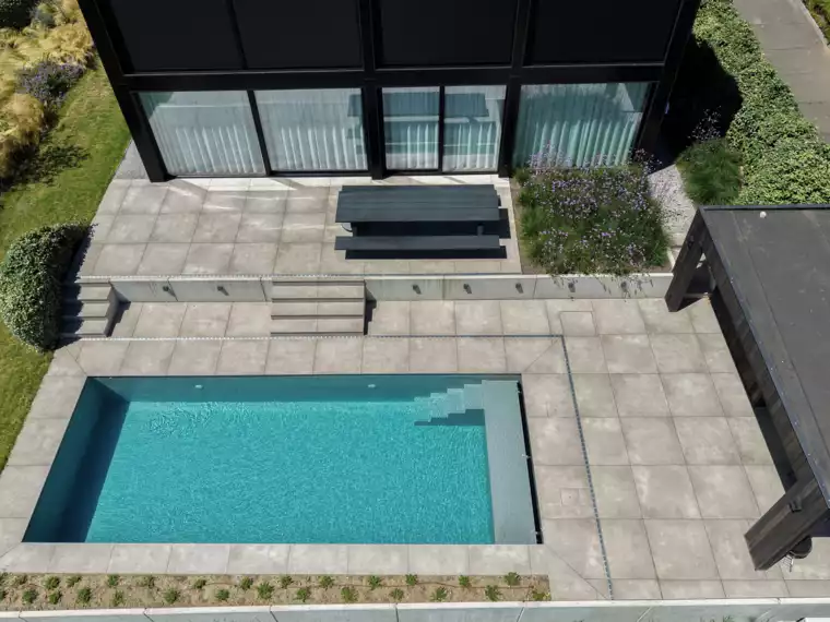 Monoblock bij moderne, strak vormgegeven loungetuin te Westende (1) - 