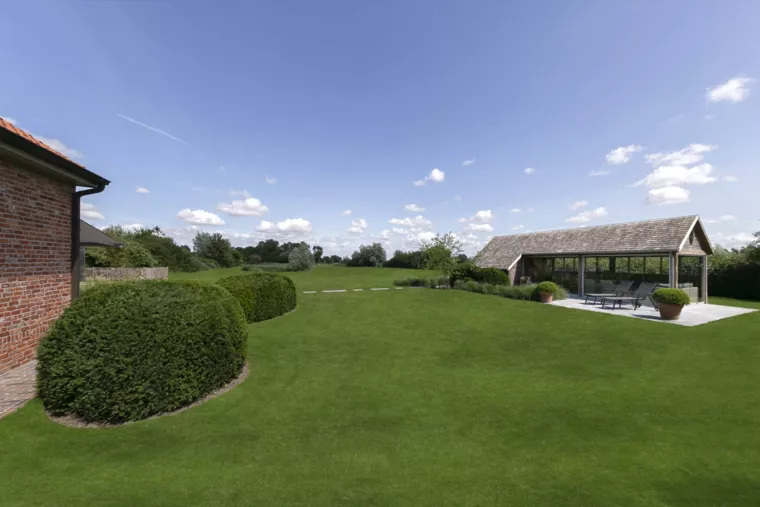 Landelijke tuin met bijhuisje en organische haagmassieven te Veurne (7) - 