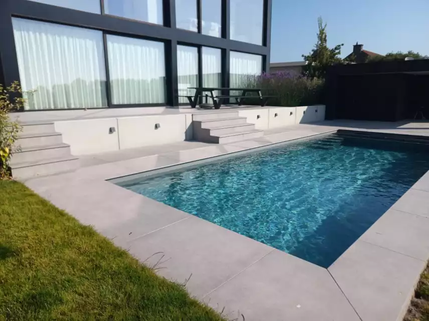 Monoblock zwembad bij villa met strakke architectuur en zicht op het landschap-Monoblock zwembad bij villa met strakke architectuur en zicht op het landschap